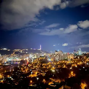 cozy-1-bedroom-unit-in-tbilisi-with-amazing-view.alltbilisihotels.com/